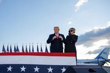 El presidente estadounidense Donald Trump llega junto a la primera dama Melania Trump a la base conjunta Andrews, Maryland