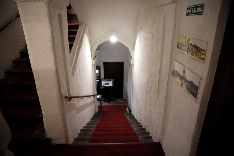 Las escaleras por las que se sube a los tres pisos de las galerías de las celdas