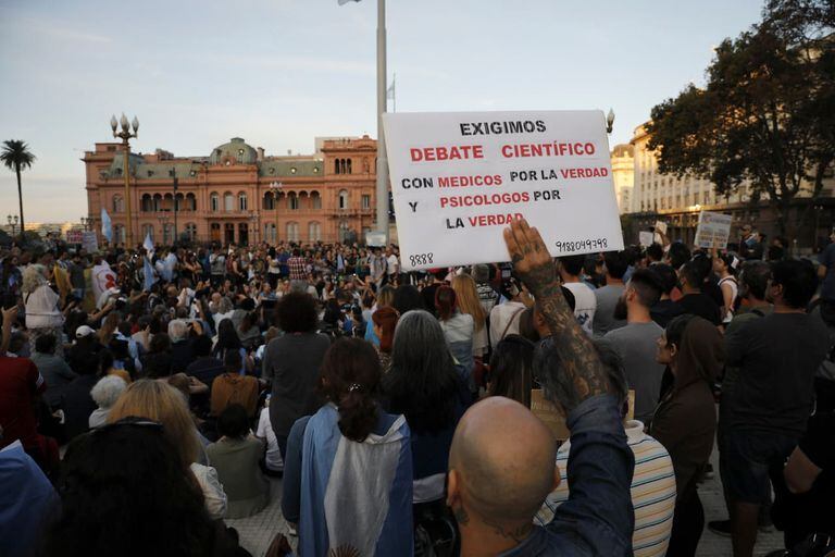 Un grupo de escépticos respecto al coronavirus y la pandemia se congregó en Plaza de Mayo. 
