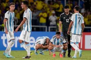 Los chicos argentinos no lo pueden creer: la derrota con el local Colombia dejó afuera del torneo al seleccionado albiceleste muy pronto.