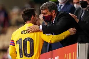El último festejo: Lionel Messi abraza al presidente Joan Laporta tras la obtención de la Copa del Rey.