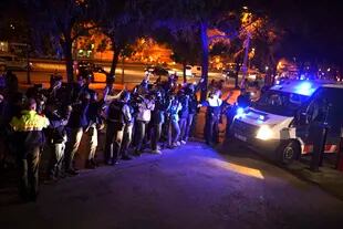La camioneta de la police que trasladaba al futbolista brasileño Dani Alves tras arracer ante un juggado de Barcelona, ​​el viernes 20 de enero de 2023