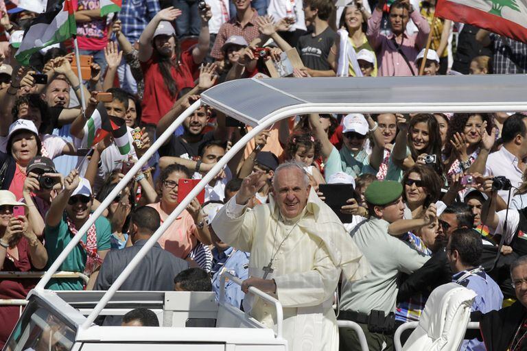 Miles de personas coparon el estadio de Amman para escuchar al papa Francisco