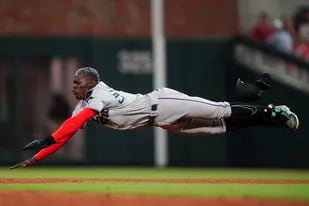 Jazz Chisholm Jr., de los Marlins de Miami, se roba la segunda base en la novena entrada del partido ante los Bravos de Atlanta, el sábado 23 de abril de 2022, en Atlanta. (AP Foto/John Bazemore)