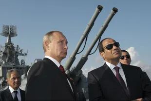 El presidente de Rusia, Vladimir Putin, su homólogo egipcio Abdel Fattah al-Sisi y el ministro de Defensa de Rusia, Sergei Shoigu, asisten a una ceremonia de bienvenida a bordo del crucero de misiles guiados Moskva en el puerto de Sochi en el Mar Negro, el 12 de agosto de 2014