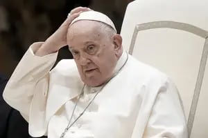 El Vaticano busca apaciguar el tsunami en la Iglesia con aclaraciones sobre las bendiciones a parejas del mismo sexo
