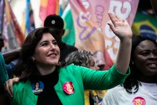 La candidata presidencial del Partido del Movimiento Democrático, Simone Tebet, saluda durante una caminata de campaña en Río de Janeiro, Brasil, el jueves 22 de septiembre de 2022.