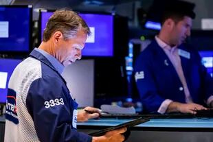 Torsdag 5. mai 2022, Traders arbeider på New York Stock Exchange-nettstedet i New York (New York Stock Exchange via David L. Nemek / AB)