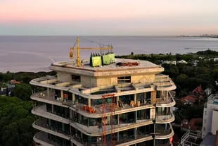 .La vista de los pulmones verdes y el agua desde los balcones en construcción