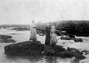 Victoria Aguirre, Ángela Blaye y Elisa Peña en Iguazú, en el año 1900.