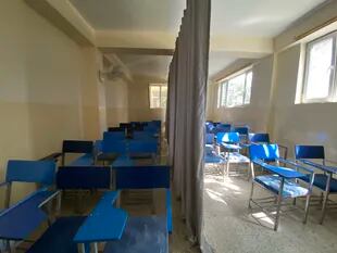 Una cortina en el centro del aula divide a los estudiantes en Afganistán