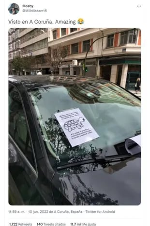 El tuit con la imagen del cartel sobre el auto mal estacionado se volvió viral