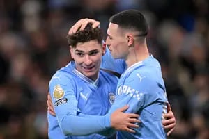 Las dos asistencias de Julián Álvarez en Manchester City y el golazo de Lo Celso para Tottenham en un partidazo