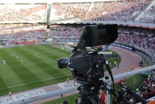 La CNDC sorprendió al sugerir la transmisión "por TV abierta" de un partido de Boca o River por fecha