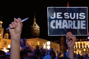 Un manifestante sostiene un cartel que dice "Soy Charlie", durante una manifestación en apoyo a las víctimas del ataque, el 7 de enero de 2015