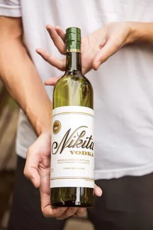El tesoro patentado de Nikita: vodka de zubrówka, elaborada con agua del lago Vintter.