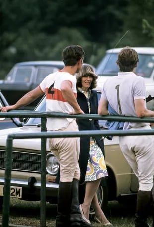 El príncipe Carlos y Camilla durante un partido de polo