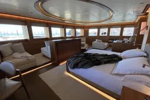 La suite del propietario es un espacio del tamaño de un salón de fiestas que abarca todo el ancho de la embarcación