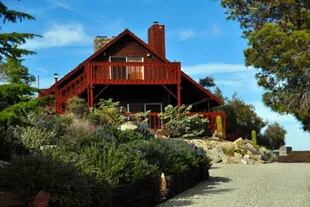 La casa cuenta con espectaculares vistas a las montañas de California