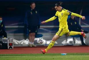 El sueco Zlatan Ibrahimovic intenta controlar el balón durante el partido de clasificación del grupo B para la Copa Mundial 2022 entre Kosovo y Suecia en el estadio Fadil Vokrri en Pristina, Kosovo, el domingo 28 de marzo de 2021.