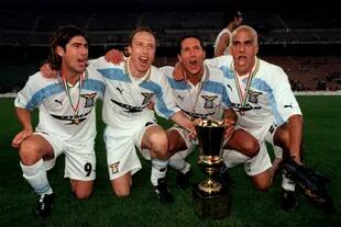 Campeón de la Copa Italia con Lazio, junto con el chileno Salas, Simeone y Verón, tres de los compañeros que elige entre los mejores de su extensa carrera 