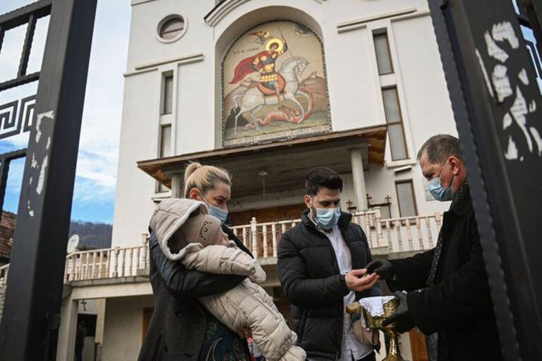 Rumania: un bebé murió ahogado durante un bautismo de la Iglesia Ortodoxa