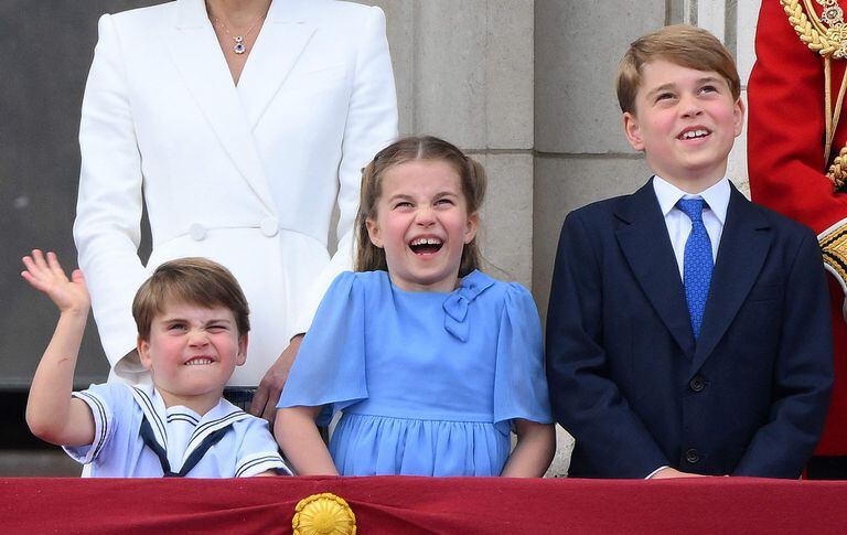 Louis, Charlotte y Goerge, hijo del príncipe William y Kate Middleton, fueron nombrados príncipes de Gales gracias a un decreto real de 2012, una norma que no incluía a los hijos de Harry y Meghan (Photo by Daniel LEAL / AFP)