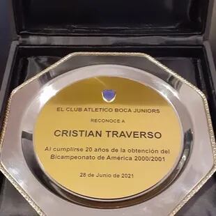En 2021 se cumplieron 20 años del bicampeonato de América y el club le entregó una plaqueta recordatoria a Cristian Traverso