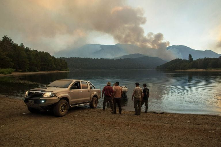 Incendio en el Lago Steffen, desde una lancha