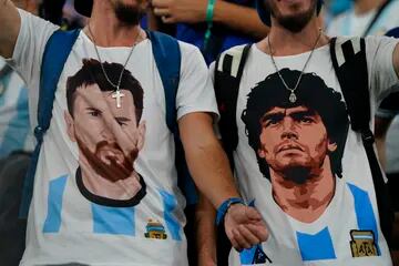 Messi y Maradona en las remeras de los hinchas argentinos
