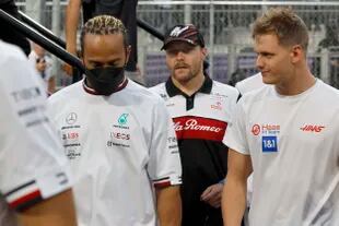 Lewis Hamiltony Mick Schumacher, hace dos semanas, en el circuito de Arabia Saudita. 