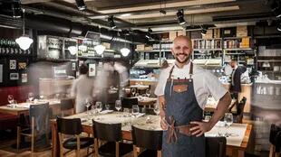 Tomás Kalika, chef de Mishiguene, en el salón del restaurant