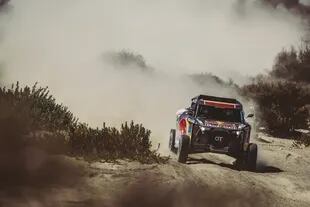 La española Cristina Gutiérrez desanda el camino entre Jeddah y Bisha para reescribir la historia del Rally Dakar
