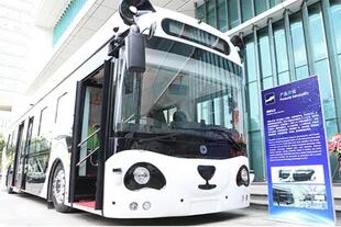En el Panda Bus desarrollado por Deepblue, loa pasajeros pueden hacer compras a bordo con un sistema de identificación de venas, y está equipado con pantallas para publicidad con seguimiento de las pupilas y reconocimiento facial