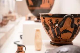 Skyphos (copa) con figuras negras de producción ática con partida de guerreros, encontrada en Taranto, en una tumba de via C. Nitti, en 1960. Está datada entre el 540 y el 520 a. C.