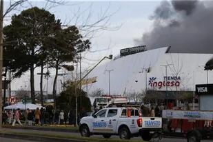 Así se derrumbó parte de la Tienda Inglesa por un incendio de 12 horas y el Punta Shopping permanece cerrado