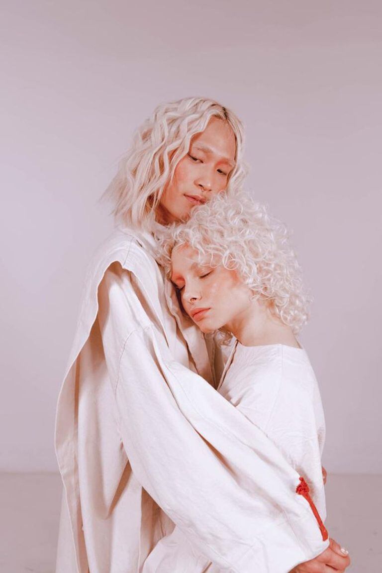 Imagen de la campaña donde Lucía Chain muestra sus últimas creaciones