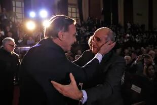 Miguel Pichetto saluda al vicegobernador de Buenos Aires, Daniel Salvador