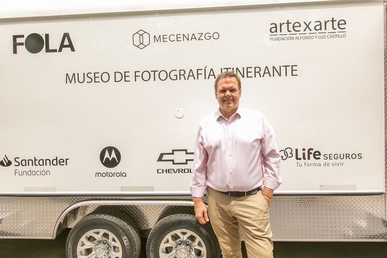 Gastón Deleau, fundador de FOLA, junto al nuevo museo itinerante