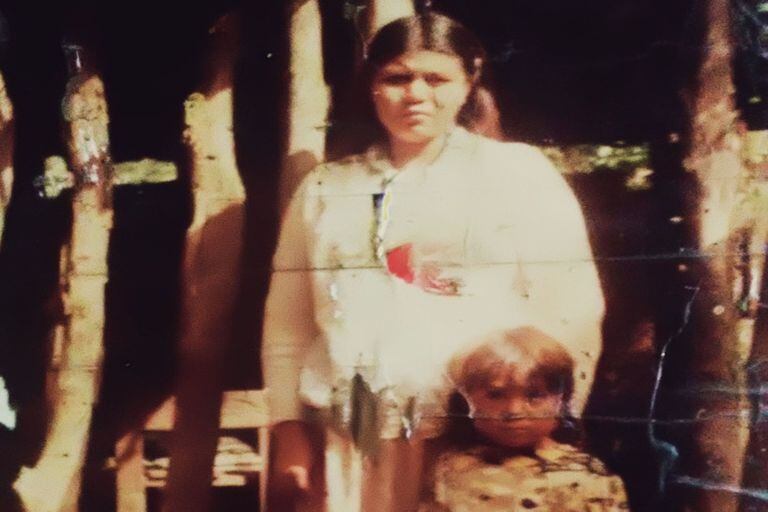 Nicasio de pequeño junto a su mamá, en su pueblo natal