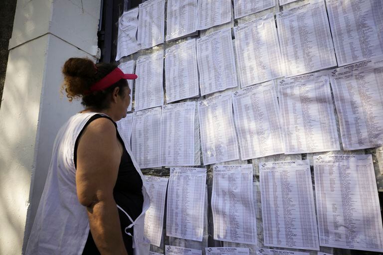 Una mujer revisa su número de identificación afuera de un centro de votación durante las elecciones generales en Managua, Nicaragua, el domingo 7 de noviembre de 2021