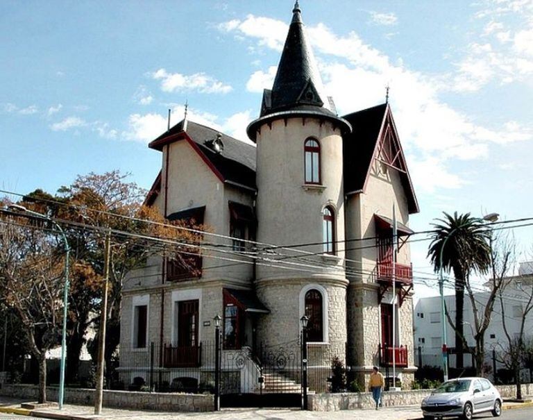En Garay 1802 se erige la Villa Santa Paula, la vivienda que Dardo Rocha le regaló a su esposa en Mar del Plata