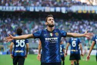 El turco Hakan Calhanoglu llegó libre de Milan y debutó en Inter con un gol ante Genoa