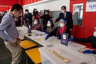 Trabajadores del Servicio Electoral de Chile (Servel) participan en un simulacro que muestra a la prensa las medidas de seguridad sanitaria de cara al referéndum del 25 de octubre