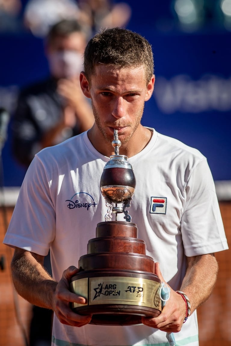 Diego Schwartzman con el trofeo del Argentina Open.