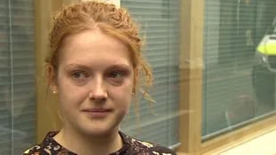 Rhiannon Owen, de 19 años, vio a un atacante detrás de ella y corrió hacia el pub Applebee, donde se unió a 30 u 40 personas y se escondió en un almacén
