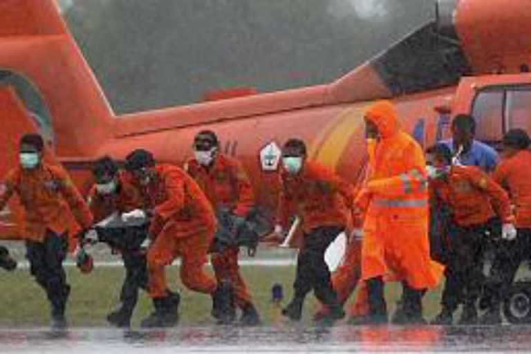 El mal clima ha dificultado la labor de recuperación de los cuerpos y el fuselaje del avión