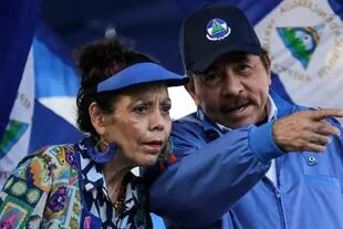 El presidente de Nicaragua Daniel Ortega junto a su esposa, la vicepresidenta Rosario Murillo