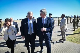 El presidente Alberto Fernández saluda al gobernador Sergio Ziliotto al llegar a La Pampa