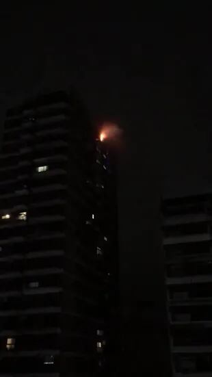 Las llamas se originaron en el piso 22 de un edificio del barrio porteño de Belgrano